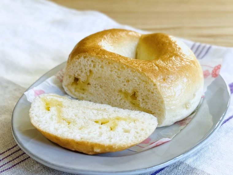 セブンイレブンのもっちり食感のチーズベーグルをカットした様子