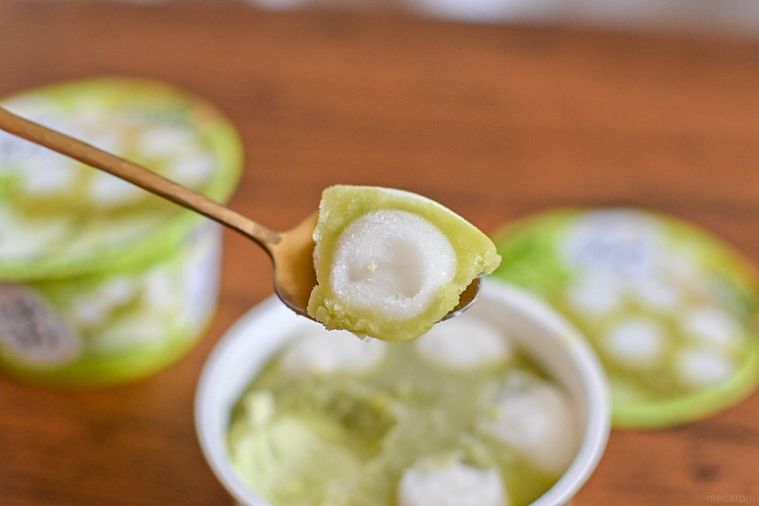 アイスをスプーンですくっているところ