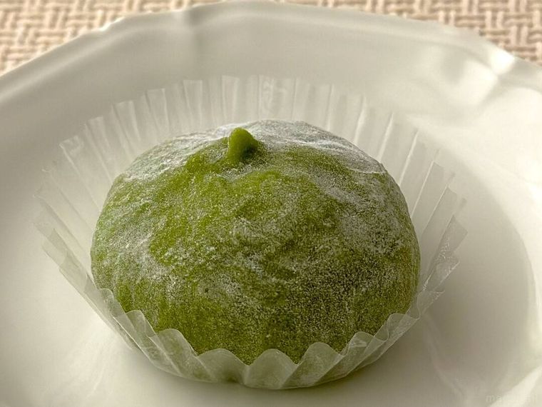 セブンイレブンまるごと一粒 宇治抹茶苺大福が皿に盛り付けられている様子