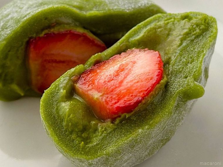 半分にカットされたセブンイレブンまるごと一粒 宇治抹茶苺大福の宇治抹茶あんや苺が見えている断面