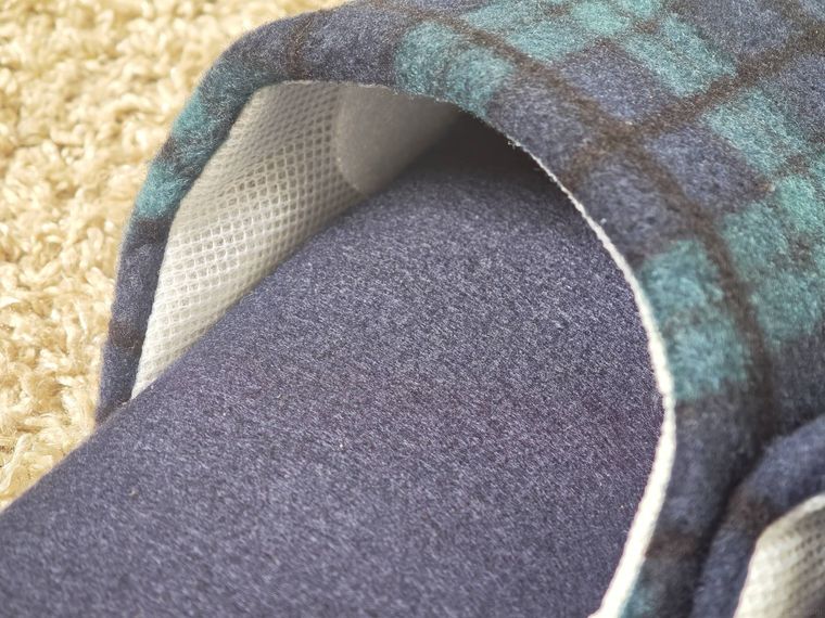 フリースフィットスリッパ チェックをアップで撮影した様子