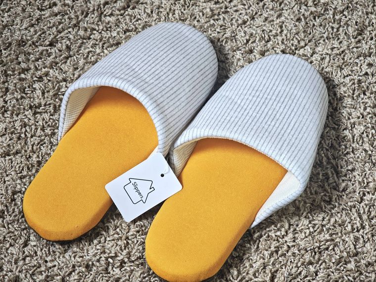 フィットスリッパ ソールカラーが床に置いてある