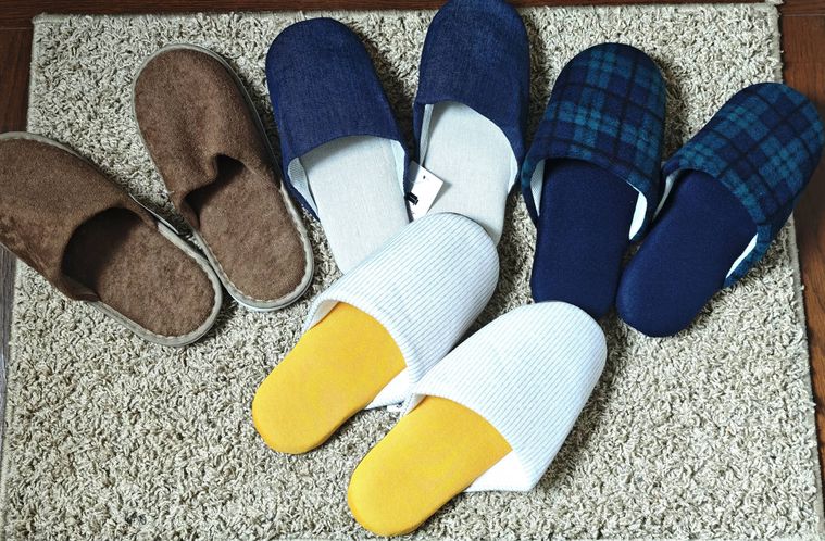 セリアのスリッパが並んでいる