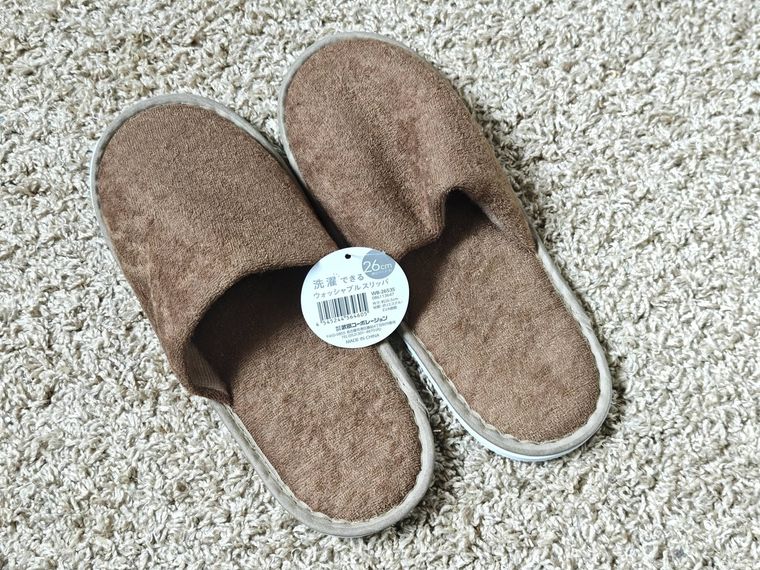 ウォッシャブルスリッパ ダークカラーが床に置いてある