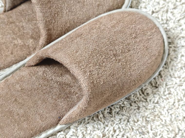 ウォッシャブルスリッパ ダークカラーが床に置いてある