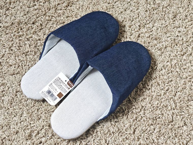 ソフトスリッパ デニム風が床に置いてある