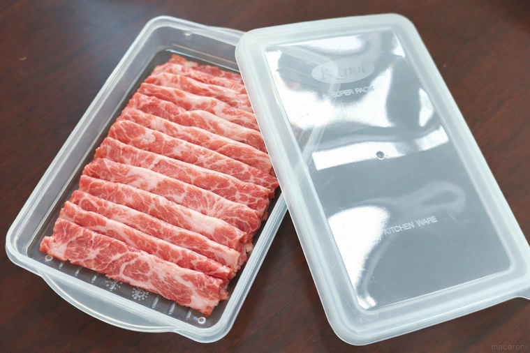 冷凍庫 お肉パックを使っている様子