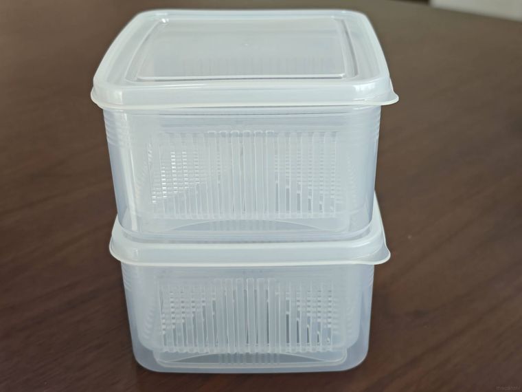 タッパーをスタッキングしている様子