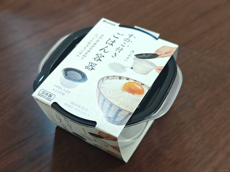 すのこ付き ごはん容器が机の上に置いてある
