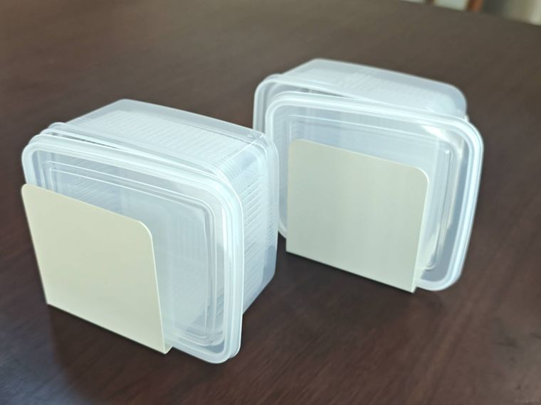 タッパーをブックスタンドで収納している様子