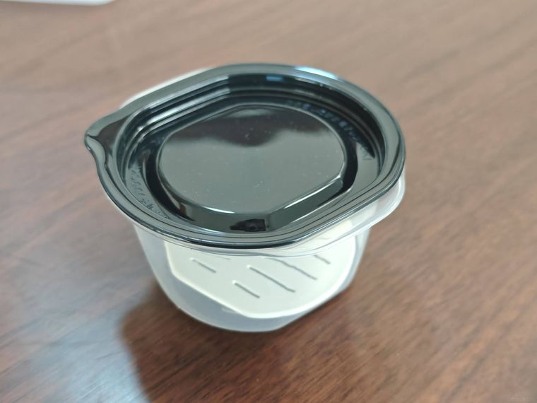 すのこ付き ごはん容器が机の上に置いてある