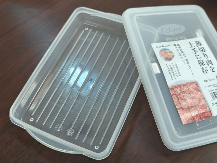 冷凍庫 お肉パックが机の上に置いてある