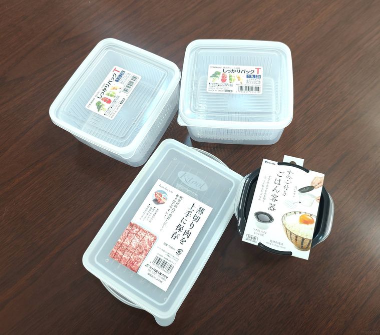 セリアのタッパーが机の上に置いてある