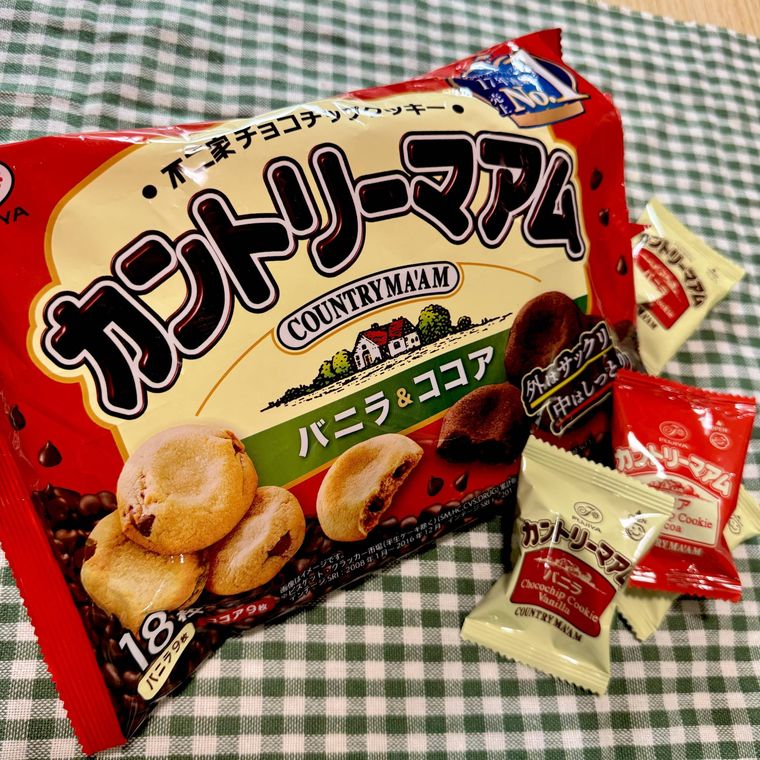チェック柄の布の上にカントリーマアムが置いてある