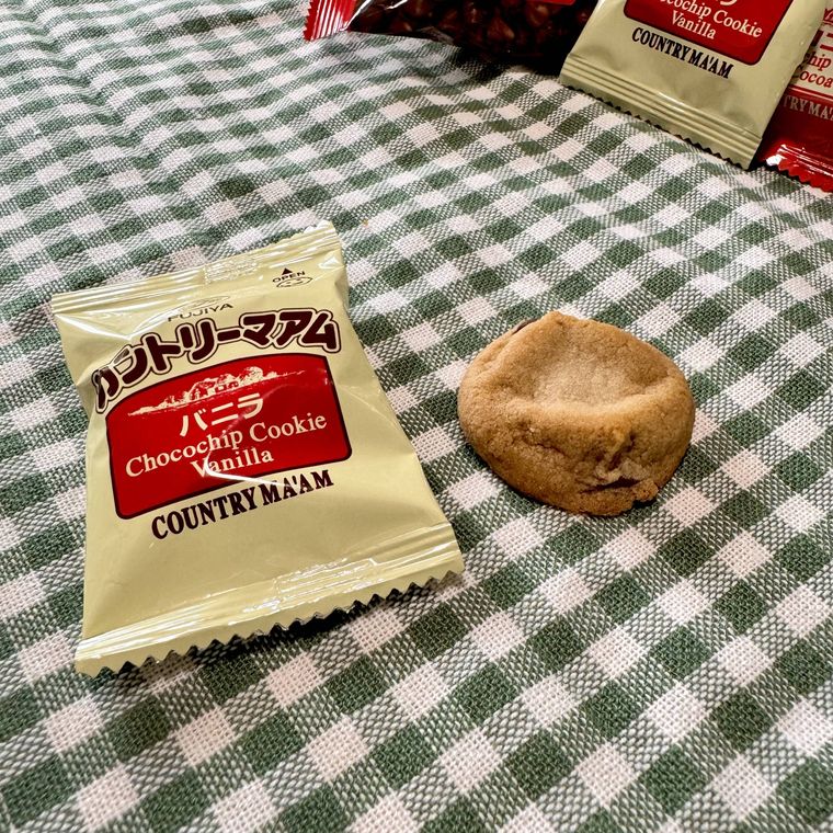 チェックの布の上にあるカントリーマアムバニラ味