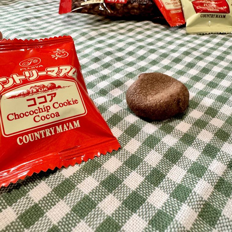 チェック柄の布の上に置いてあるカントリーマアムココア味