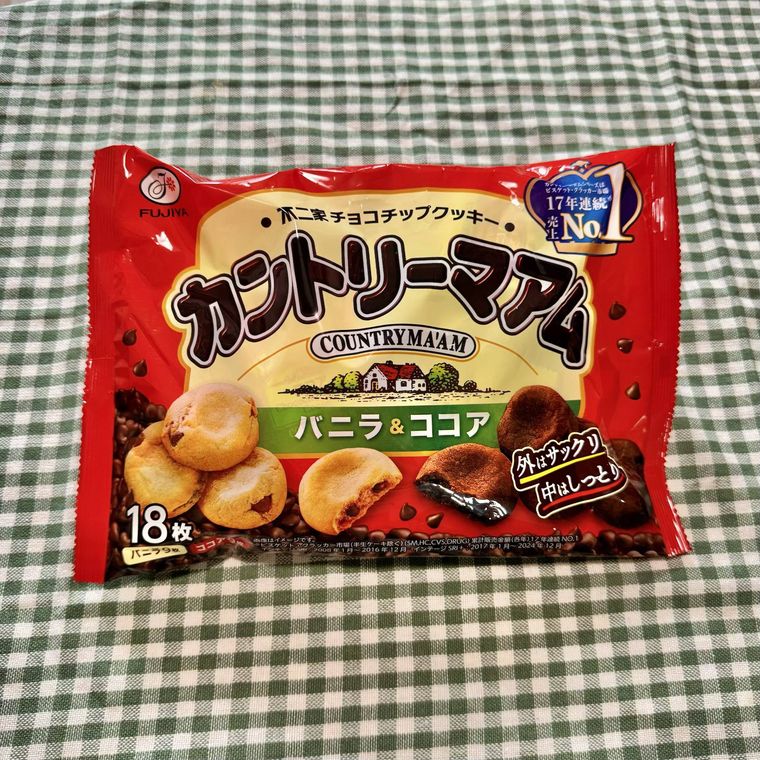 チェック柄の布の上に置いてある個包装のカントリーマアム