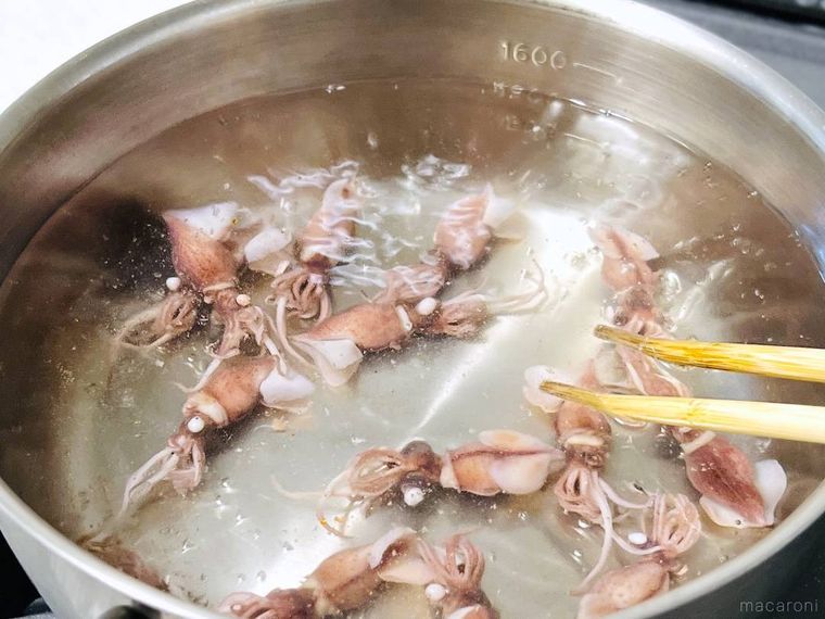 ボイルほたるいかを湯通ししている様子