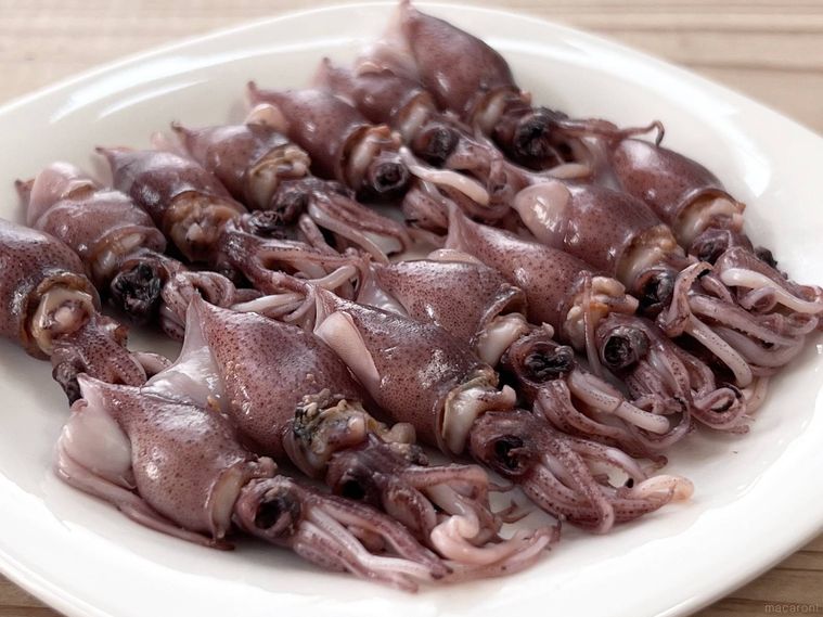 皿に盛られたボイルほたるいか