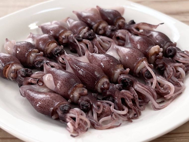 皿に盛られたボイルほたるいか