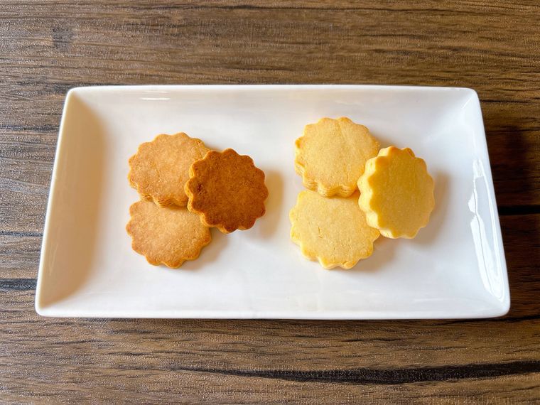 白色の角皿に盛られた焼きすぎたクッキー、生焼けのクッキー