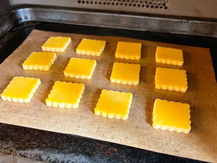 冷凍したクッキー生地をオーブンで焼く様子