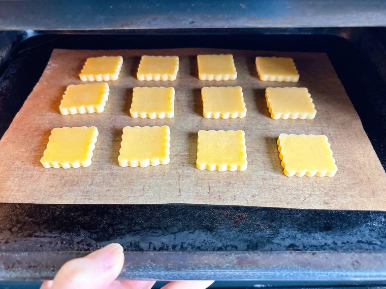 冷凍したクッキー生地をオーブンに入れる様子