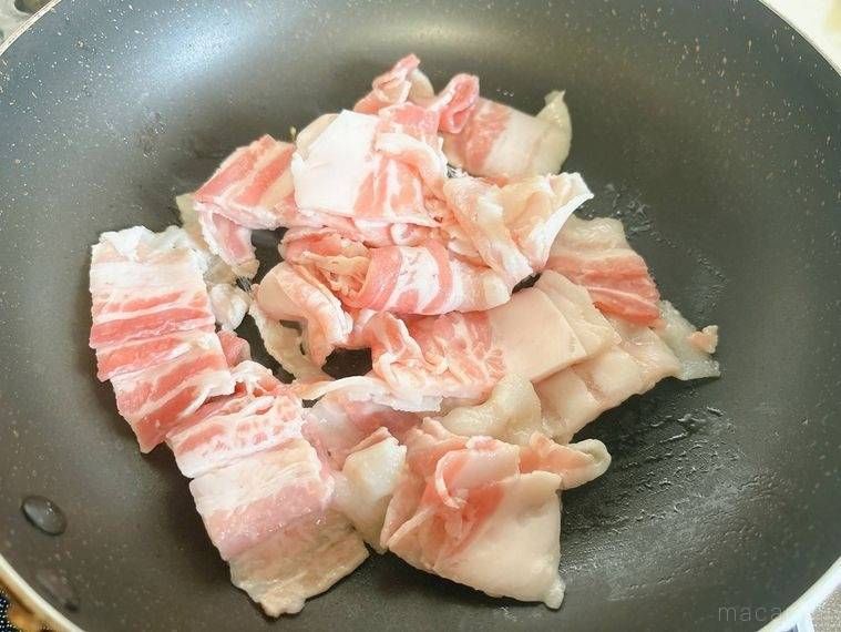 豚バラ肉を油を引かずにフライパンで焼く様子