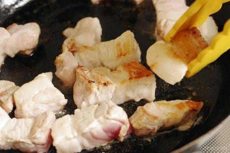 フライパンで豚バラ肉を焼く様子
