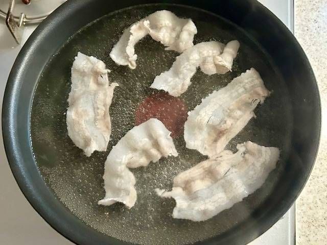 鍋で豚バラ肉をゆでる様子