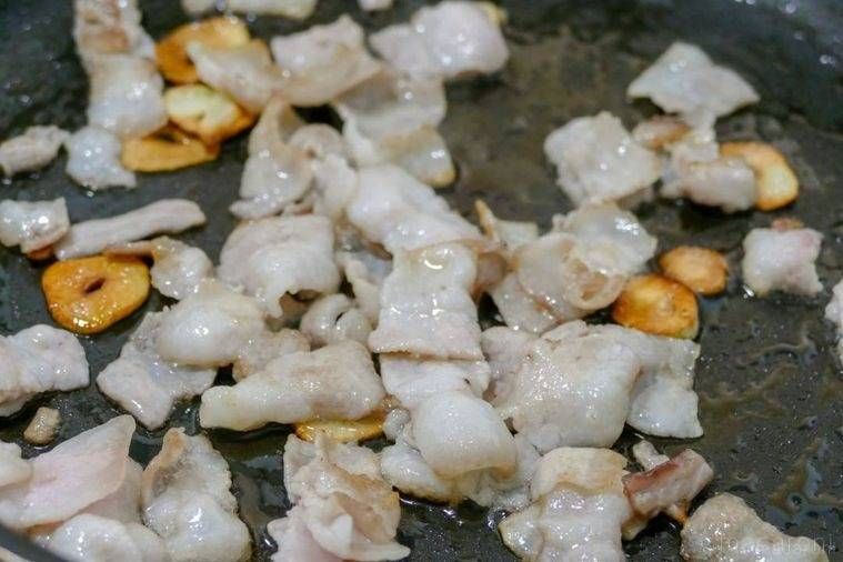 豚バラ肉をカリカリに焼く様子