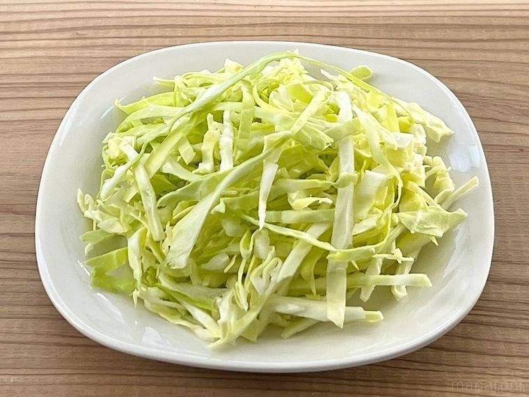 四角の白色の皿に盛られた千切りキャベツ