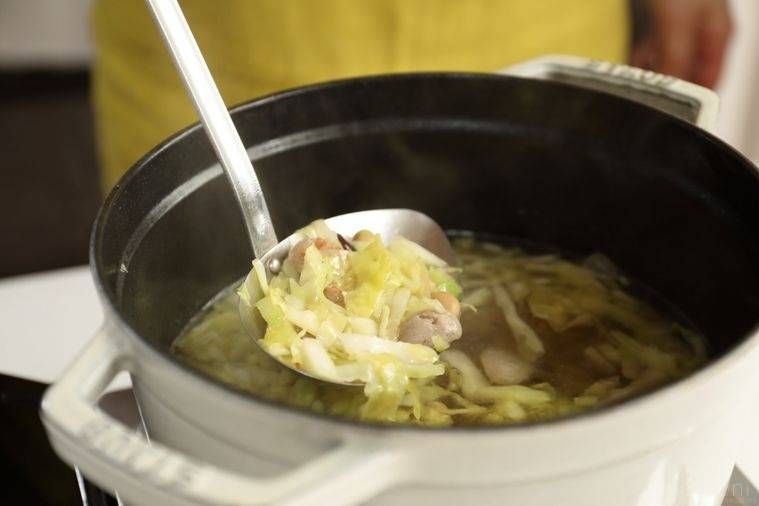 キャベツスープをすくう様子