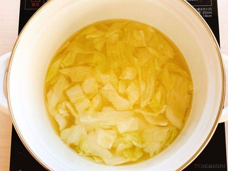 鍋でキャベツを煮る様子