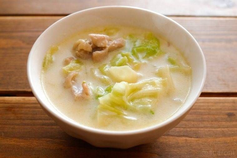 白色の器に盛られたキャベツのスープ