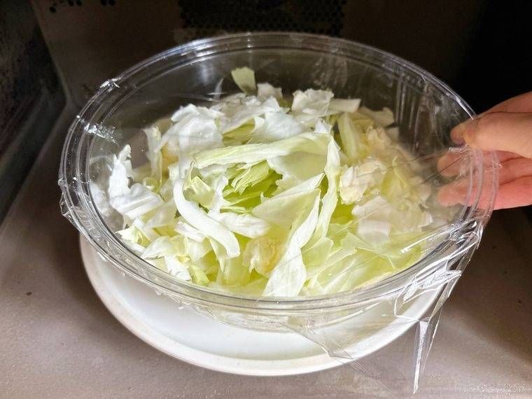 キャベツをレンジ加熱する様子