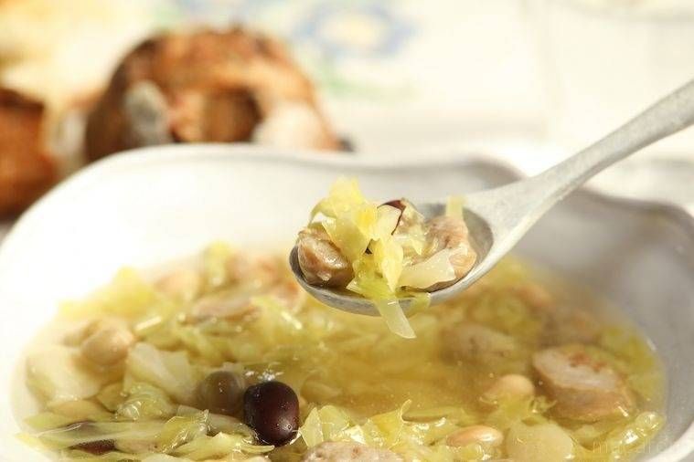 キャベツのスープをスプーンですくう様子