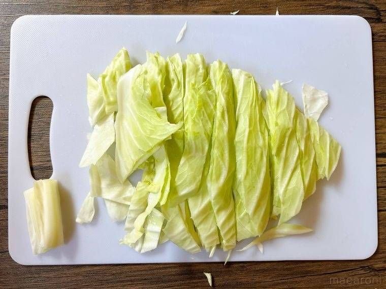まな板におかれたざく切りのキャベツ