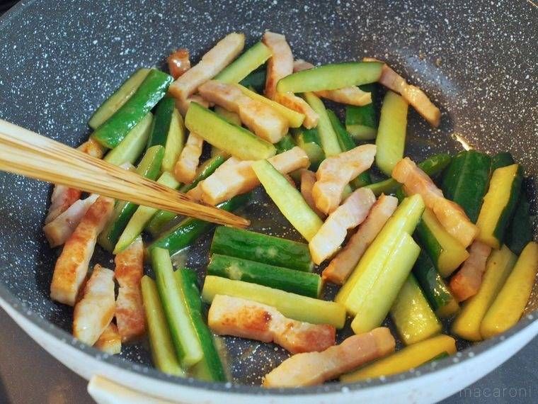 きゅうりとちくわを炒める様子