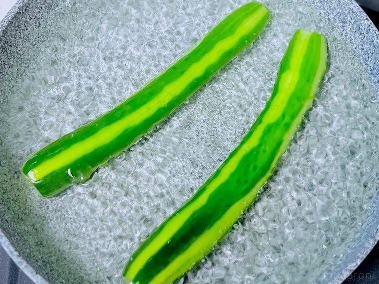 きゅうりをフライパンでゆでる様子