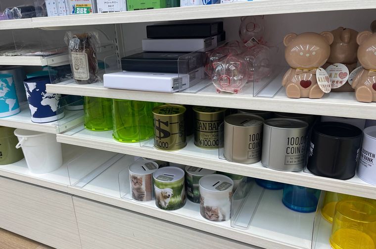 セリアの貯金箱売り場