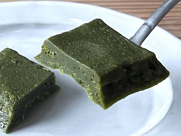 世にもおいしい生チョコブラウニーの天空の抹茶をフォークで持ち上げている様子