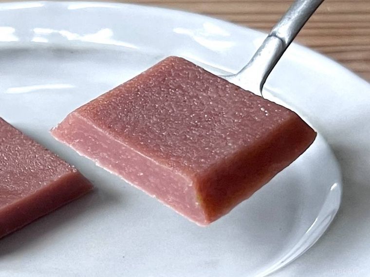 世にもおいしい生チョコブラウニーのあまおうをフォークで持ち上げている様子