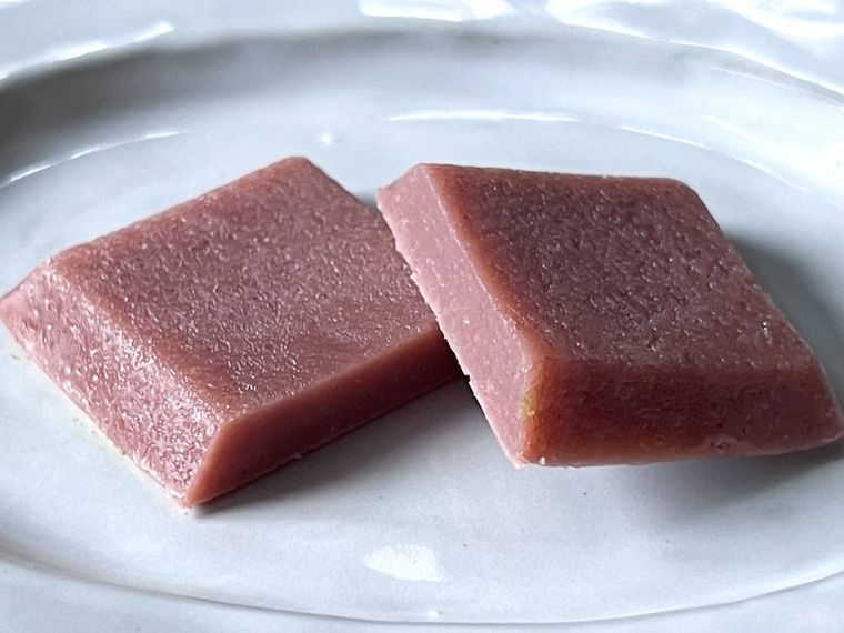 世にもおいしい生チョコブラウニーのあまおうを半分にカットした様子