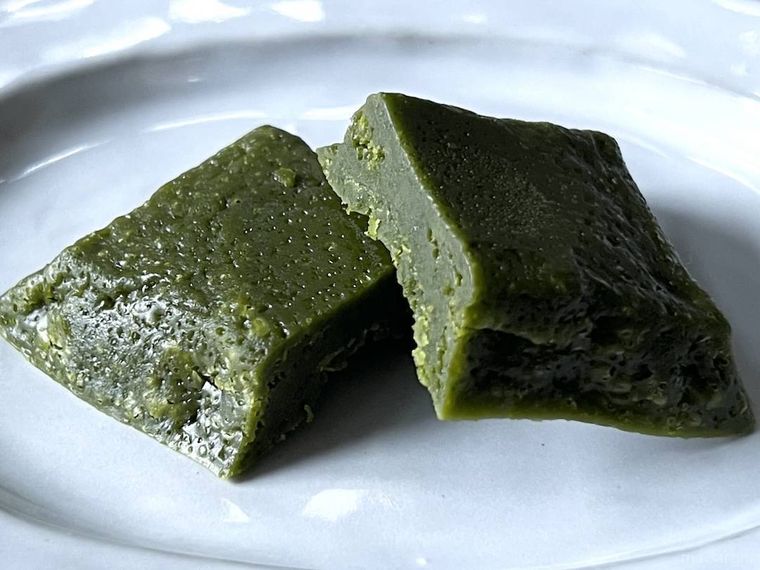 世にもおいしい生チョコブラウニーの天空の抹茶を半分にカットした様子