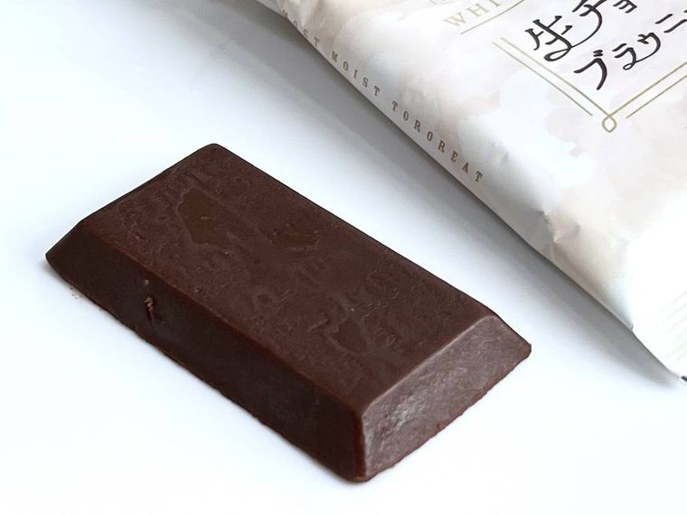 世にもおいしい生チョコブラウニーのホワイトカカオをパッケージから出した様子