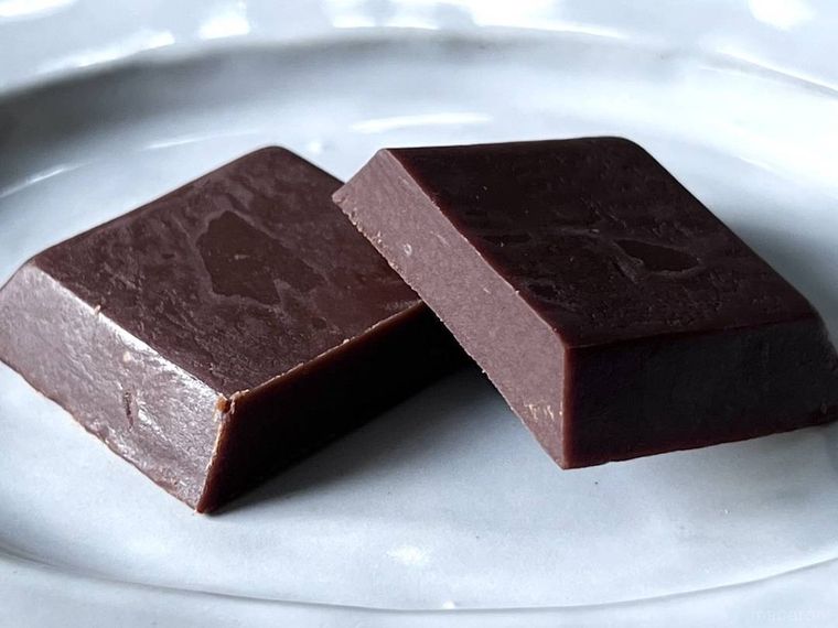 世にもおいしい生チョコブラウニーのホワイトカカオを半分にカットした様子