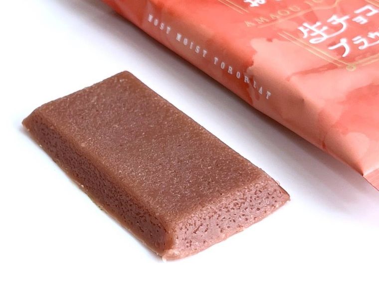 世にもおいしい生チョコブラウニーのあまおうをパッケージから出した様子