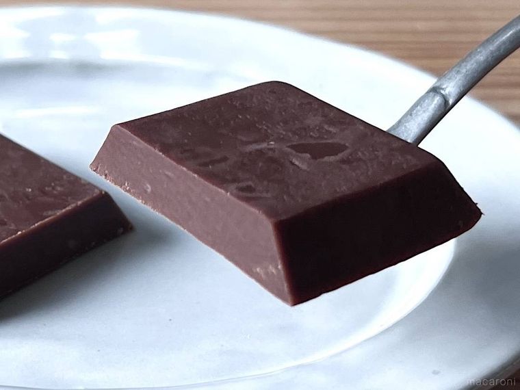 世にもおいしい生チョコブラウニーのホワイトカカオをフォークで持ち上げている様子