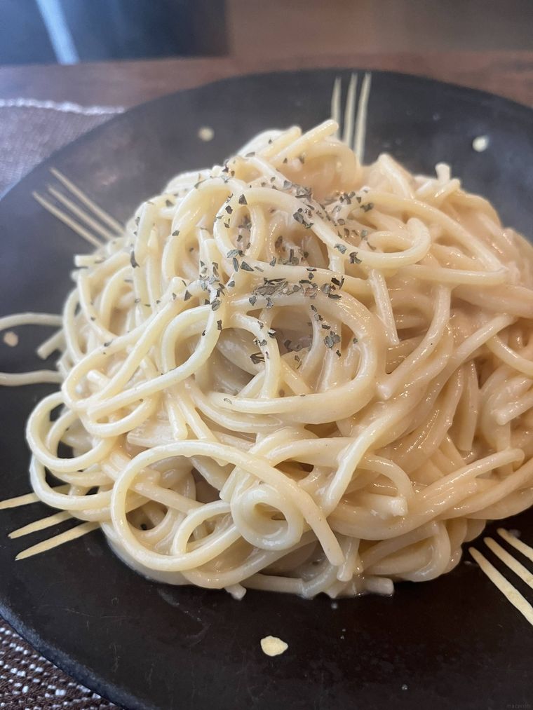 お皿に盛られた西洋料理店のかにクリームパスタ